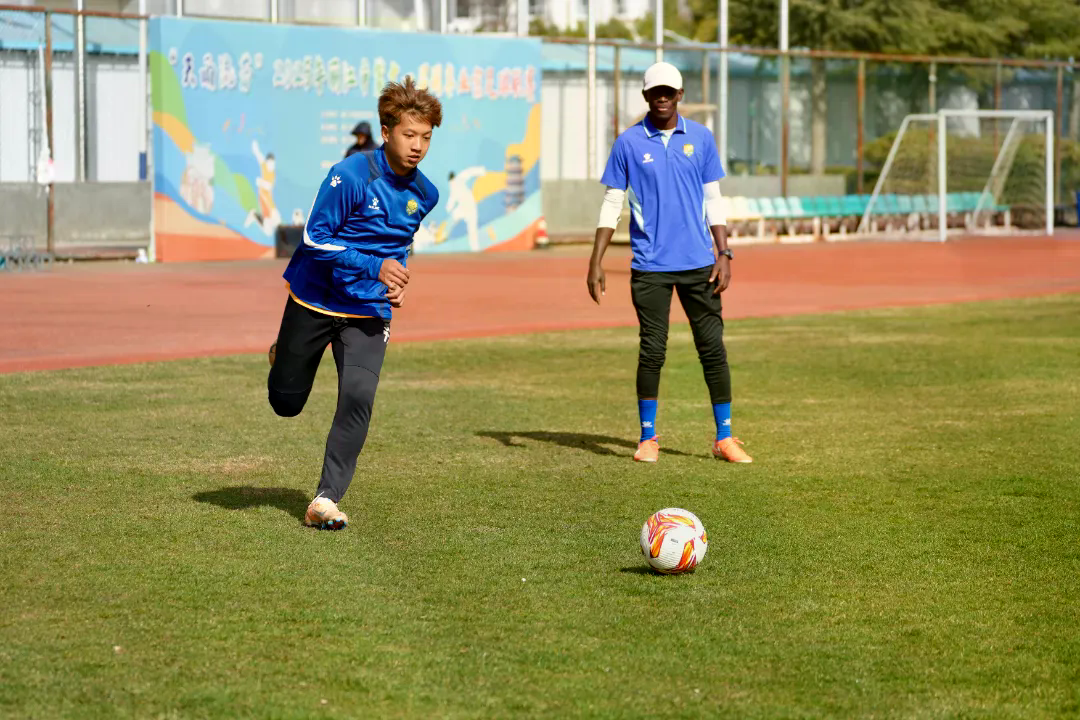 （杨林凯 摄）3月5日，西双版纳队队员正在进行赛前适应性训练-4.jpg