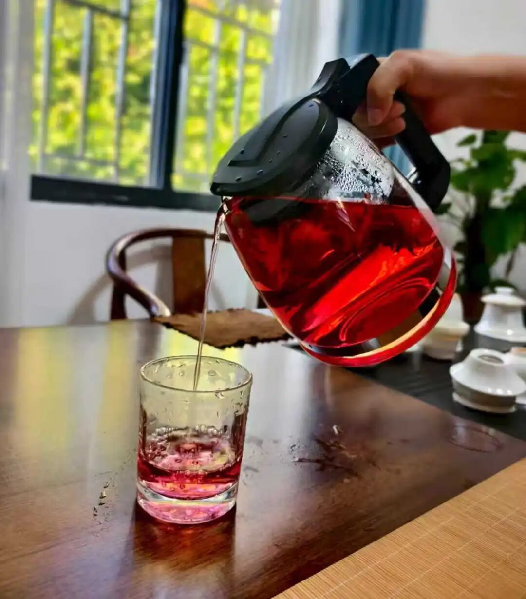 “玫瑰茄”茶。