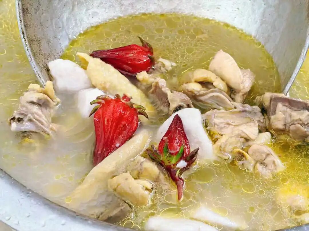 “玫瑰茄”炖鸡。