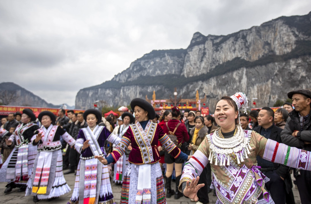 黔西市化屋村村民为游客表演苗家歌舞。贵州日报天眼新闻记者 翟培声 摄.jpg