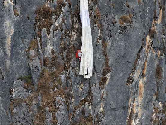 翼装飞行者遇气流困望天崖 昆明多部门5小时成功救援