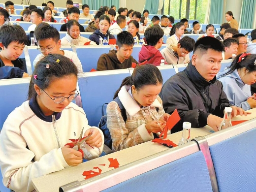 一纸春字寄深情 中老学生话友谊