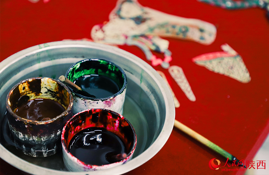 制作皮影的染色工具。人民网记者 孙挺摄