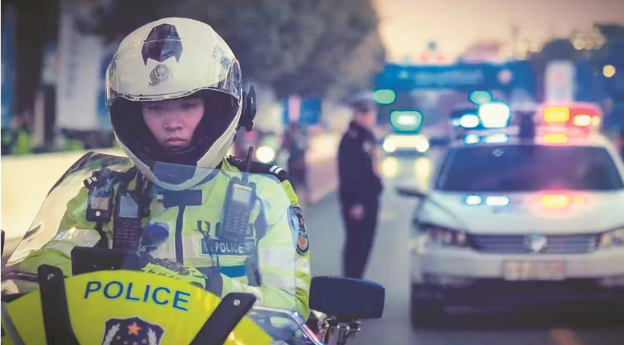 铁骑上的铿锵玫瑰