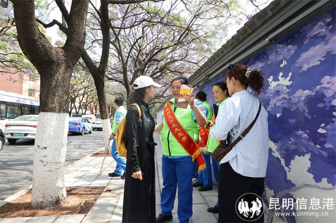 志愿者为过往路人指路 (2)