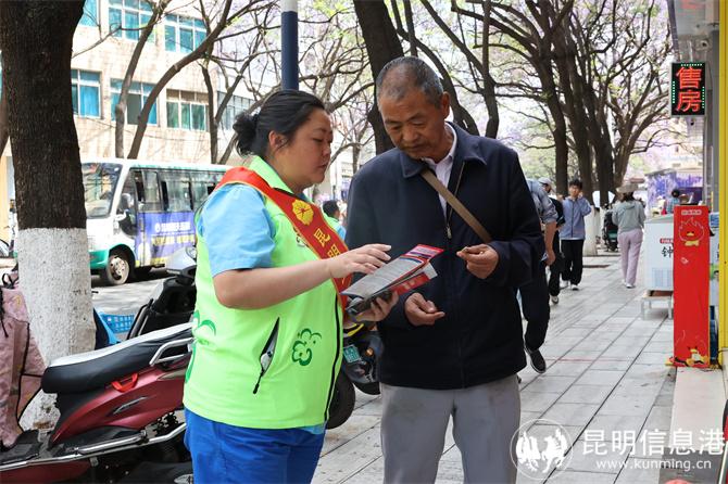 志愿者向路人宣传燃气使用安全知识