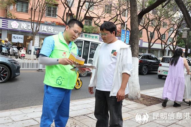 向游客宣传消防知识