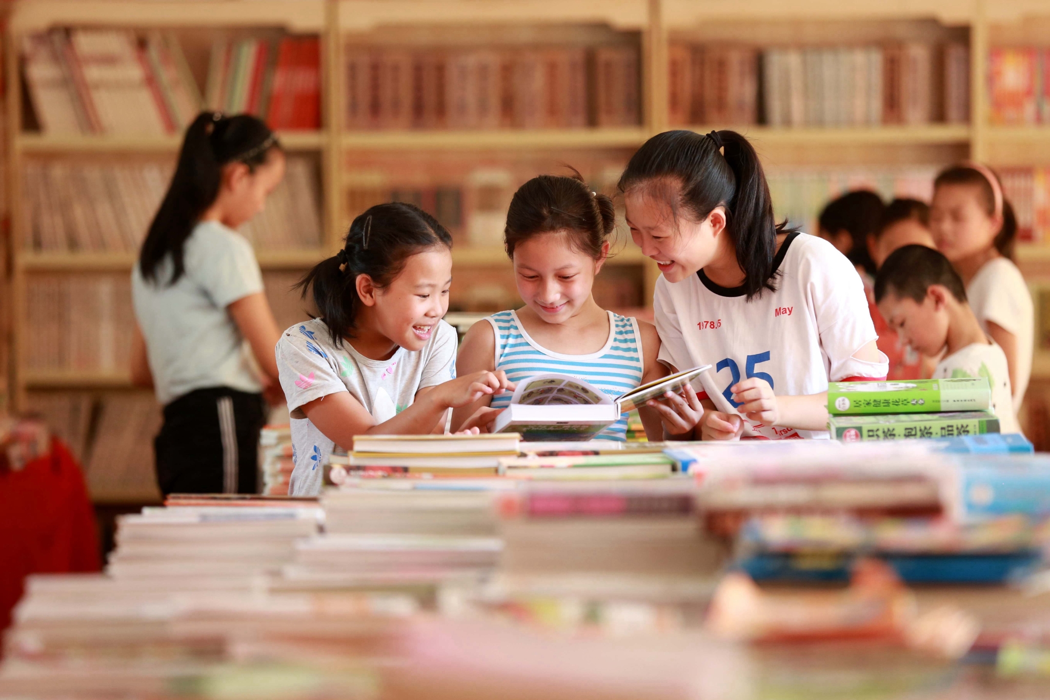 《悦读》 峡江县：几名小孩正在“倡导全民阅读 建设书香玉峡”图书巡展上看书。曾双全 摄 