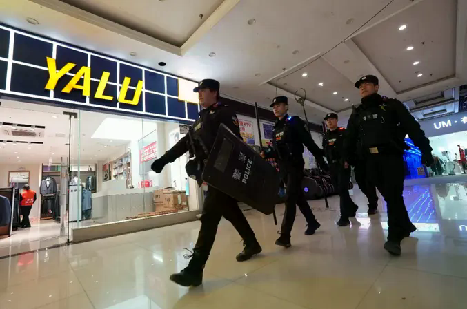 梁河公安做实“夜间警务” 全力守护“夜经济”健康发展 (9).png