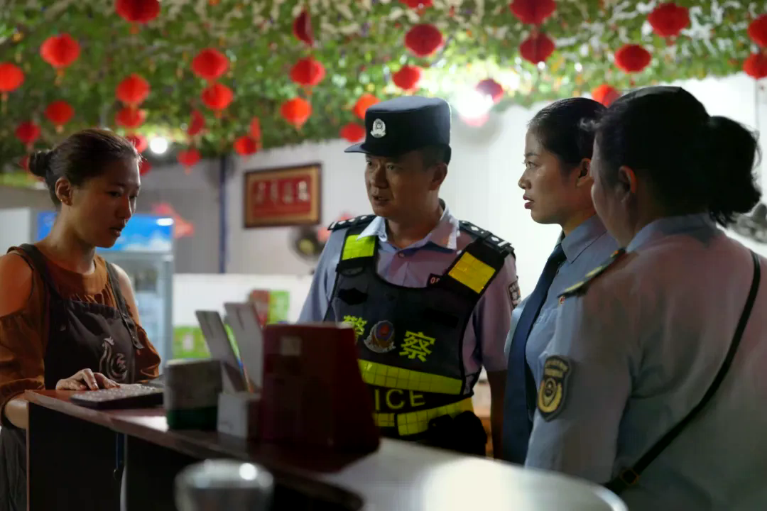 梁河公安做实“夜间警务” 全力守护“夜经济”健康发展 (11).jpg