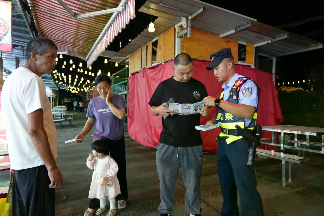 梁河公安做实“夜间警务” 全力守护“夜经济”健康发展 (3).jpg
