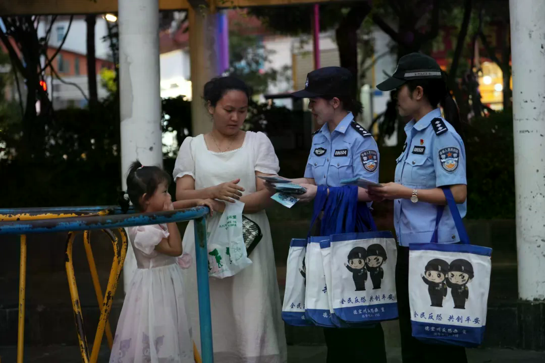 梁河公安做实“夜间警务” 全力守护“夜经济”健康发展 (7).jpg