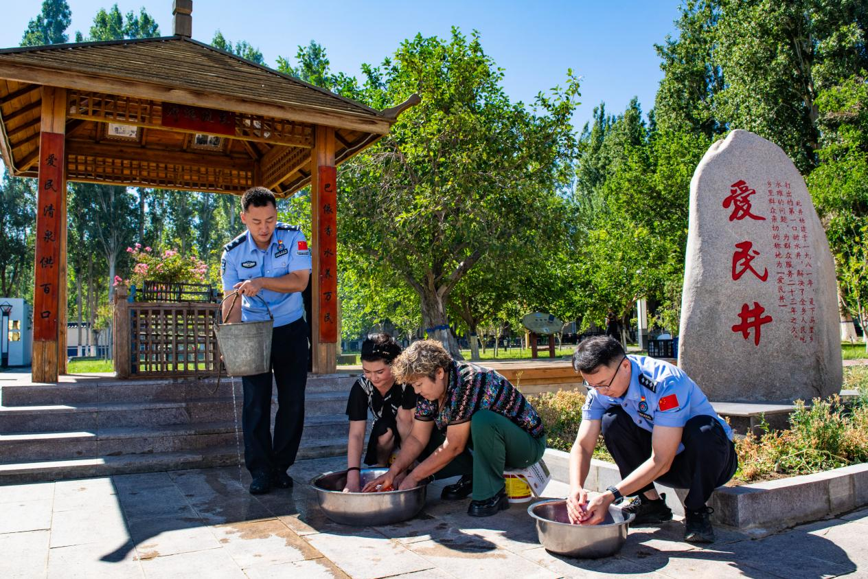 下马崖边境派出所民警与辖区群众在“爱民井”旁,一同打水洗菜、架锅做饭。下马崖边境派出所供图 下马崖边境派出所民警与辖区群众在“爱民井”旁,一同打水洗菜、架锅做饭。下马崖边境派出所供图