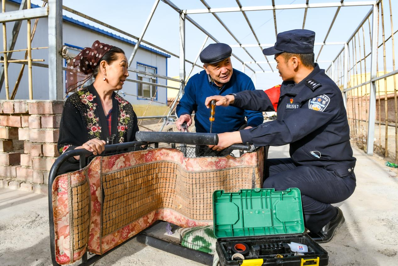 下马崖边境派出所民警何春明在辖区群众家中维修躺椅。下马崖边境派出所供图 下马崖边境派出所民警何春明在辖区群众家中维修躺椅。下马崖边境派出所供图
