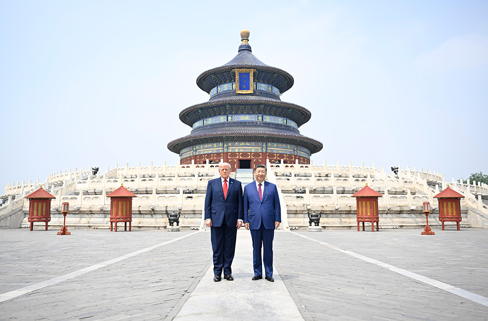 5月14日,国家主席习近平同来华进行国事访问的美国总统特朗普参观天坛。两国元首在祈年殿广场合影。