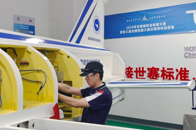 杨茗皓在第三届全国技能大赛比赛现场 杨茗皓在第三届全国技能大赛比赛现场