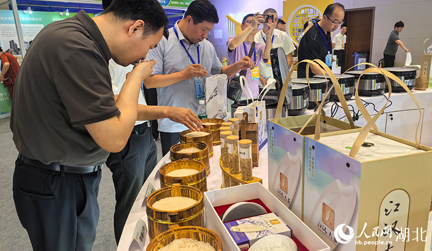 江汉大米展示区,吸引不少观众驻足。人民网记者 周雯摄