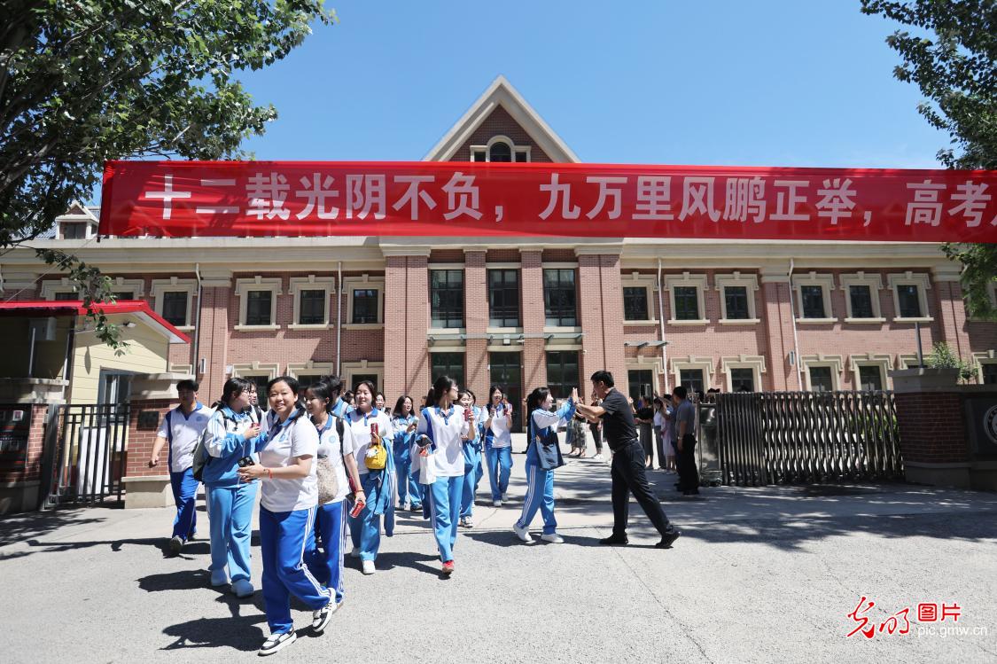 【聚焦高考 逐梦今夏】多彩祝福致青春,从容落笔向未来 【聚焦高考 逐梦今夏】多彩祝福致青春,从容落笔向未来