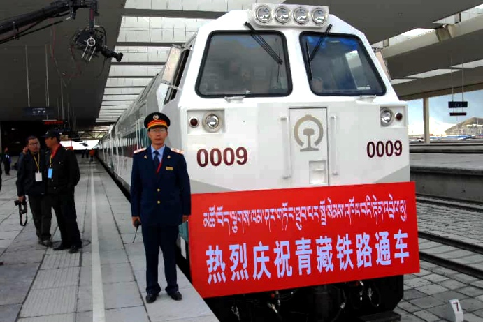 2006年7月1日,青藏铁路全线通车,铁路职工在拉萨车站首发机车前留影纪念。拉萨火车站供图 2006年7月1日,青藏铁路全线通车,铁路职工在拉萨车站首发机车前留影纪念。拉萨火车站供图