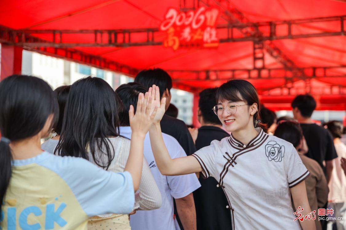 【聚焦高考 逐梦今夏】学子执笔追梦，各方同心护航