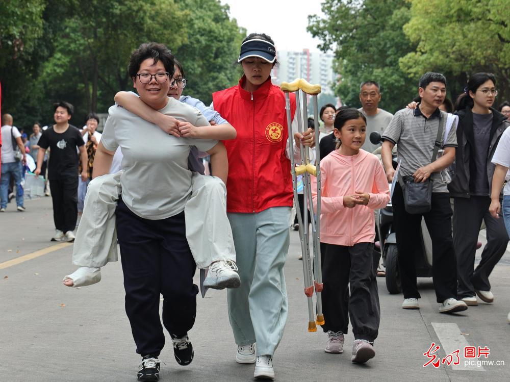 【聚焦高考 逐梦今夏】学子执笔追梦，各方同心护航