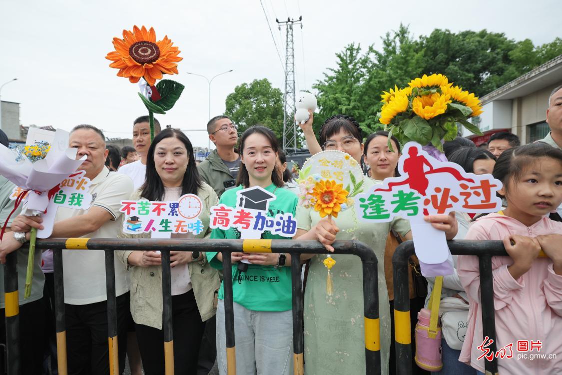 【聚焦高考 逐梦今夏】学子执笔追梦，各方同心护航
