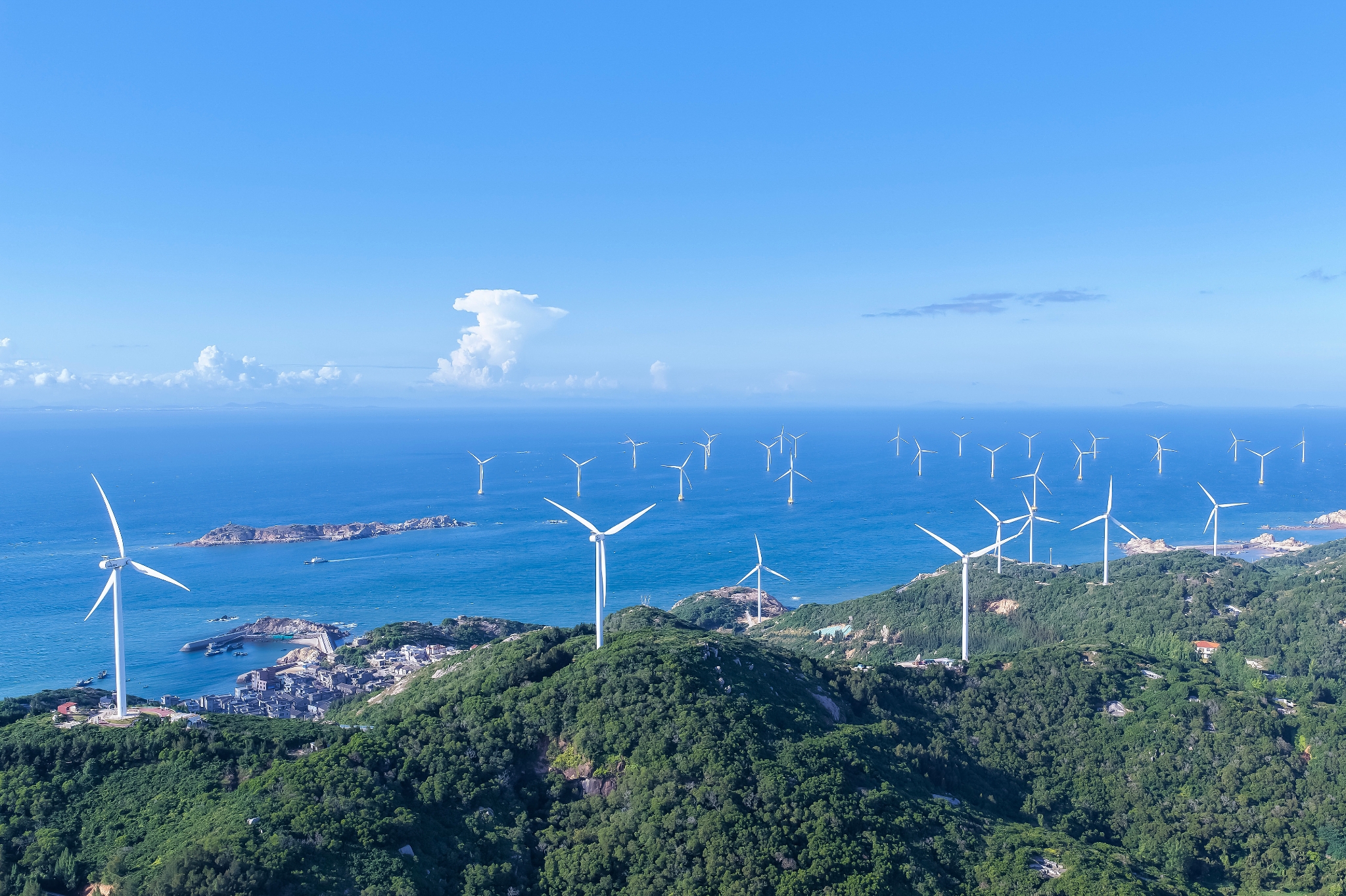 2025年9月17日，福建福州，平潭岛北部湾，岛上和海上的风力发电机迎风转动。