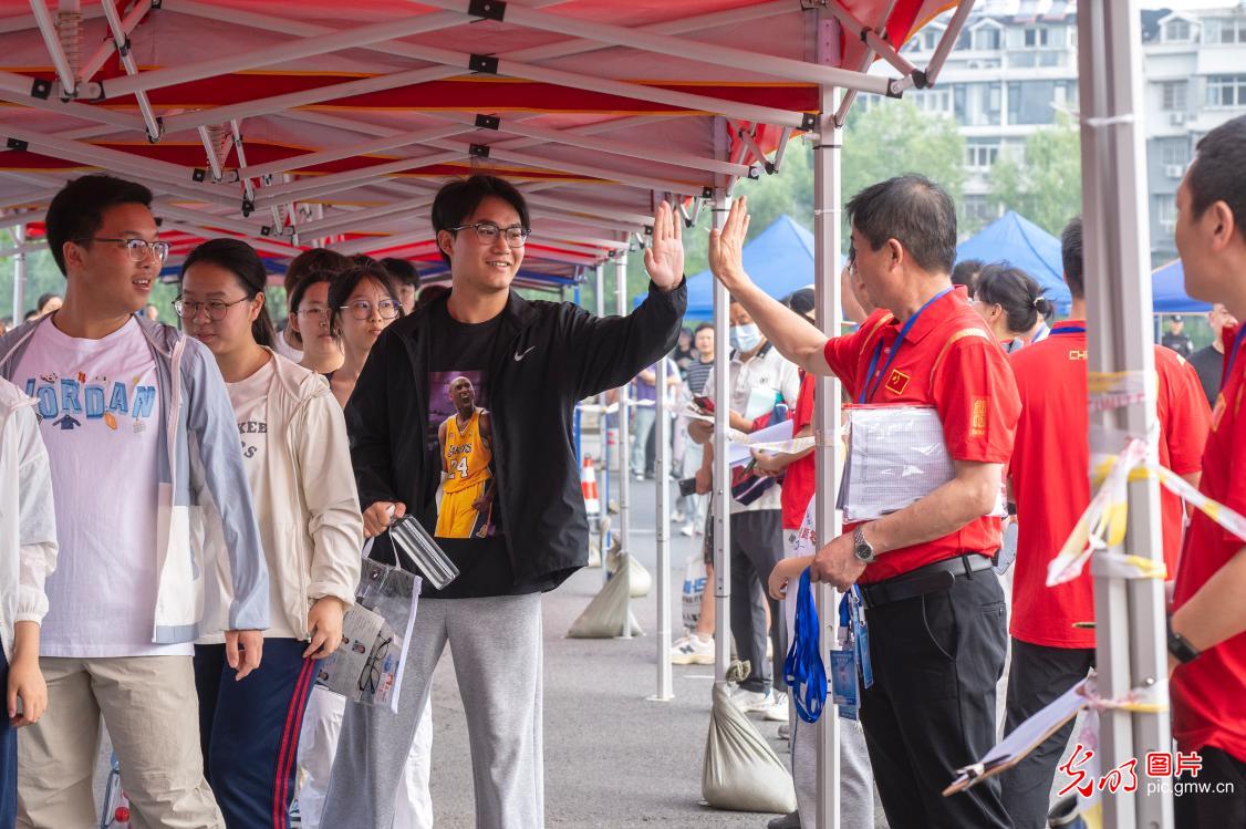 【聚焦高考 逐梦今夏】以自信之姿 赴青春考场