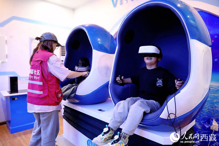 儿童在社区居委会打造的微型科技馆内体验VR设施。人民网记者 次仁罗布摄 儿童在社区居委会打造的微型科技馆内体验VR设施。人民网记者 次仁罗布摄