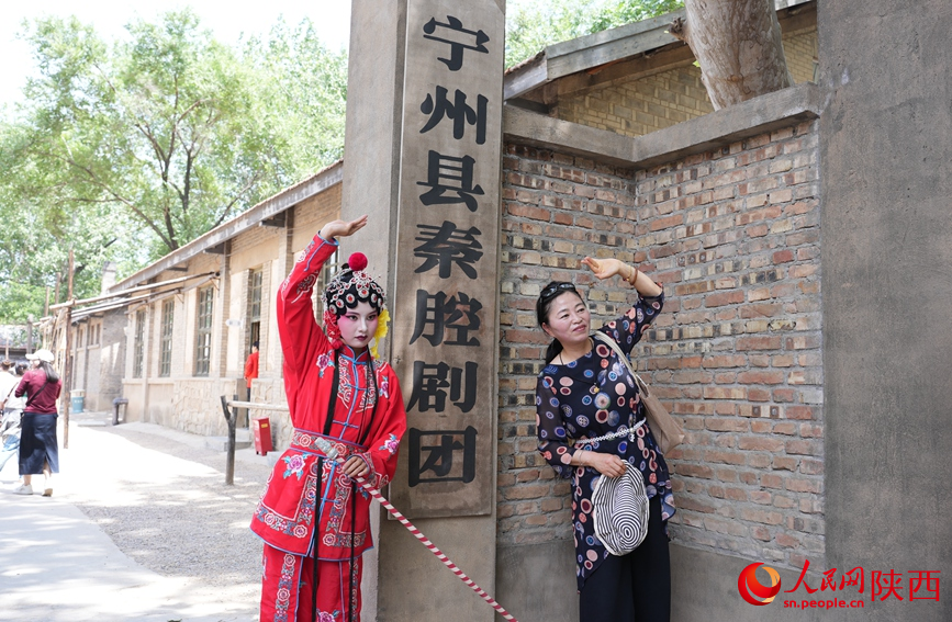 开局之年看中国|秦岭脚下的“时光片场” 游客与基地NPC合照留念。人民网记者 贾凯璐摄