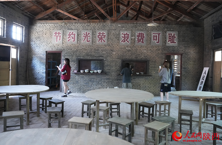 开局之年看中国|秦岭脚下的“时光片场” 电视剧《主角》中的宁州县秦腔剧团食堂。人民网记者 贾凯璐摄