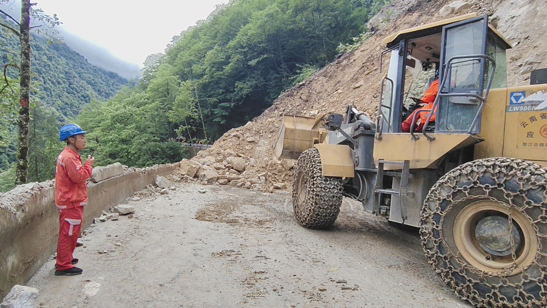G353宁德-贡山K4011+128-K4011+178(云南省公路局沥青油料保障中心抢险班组抢险作业中) G353宁德-贡山K4011+128-K4011+178(云南省公路局沥青油料保障中心抢险班组抢险作业中)