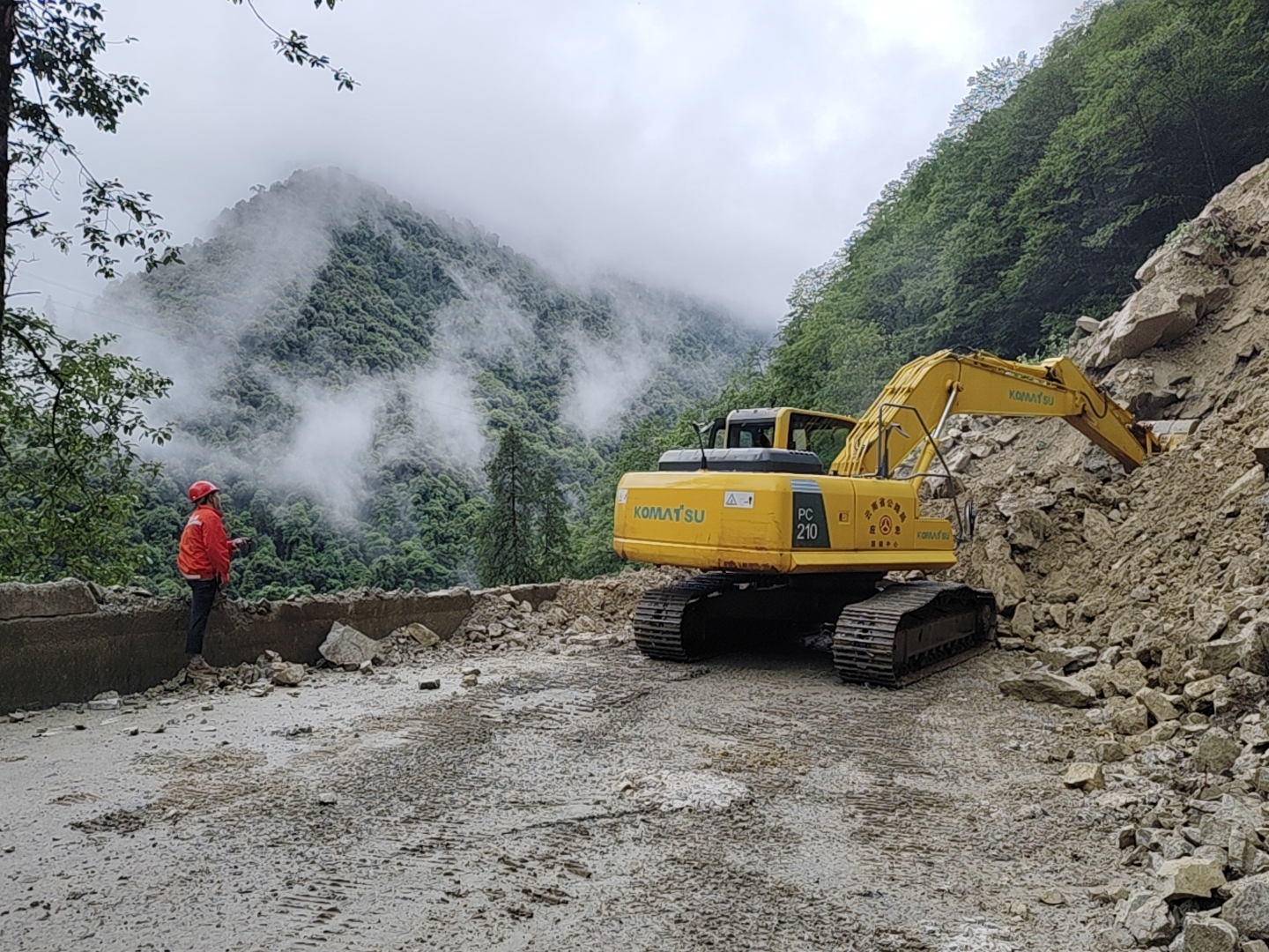 G353宁德-贡山K4011+128-K4011+178(云南省公路局沥青油料保障中心抢险班组抢险作业中)-(1) G353宁德-贡山K4011+128-K4011+178(云南省公路局沥青油料保障中心抢险班组抢险作业中)-(1)