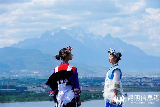 10_纳西族青年在玉龙雪山下取景 10_纳西族青年在玉龙雪山下取景