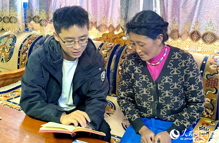 郝煜(左一)走访入户。人民网记者 李海霞摄 郝煜(左一)走访入户。人民网记者 李海霞摄