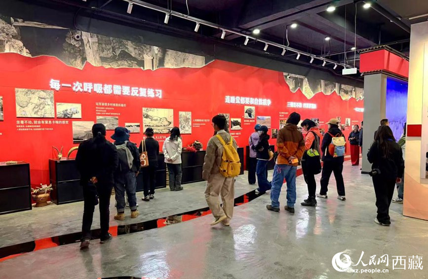 游客来到普玛江塘乡红色教育陈列馆参观。人民网记者 次仁罗布摄 游客来到普玛江塘乡红色教育陈列馆参观。人民网记者 次仁罗布摄