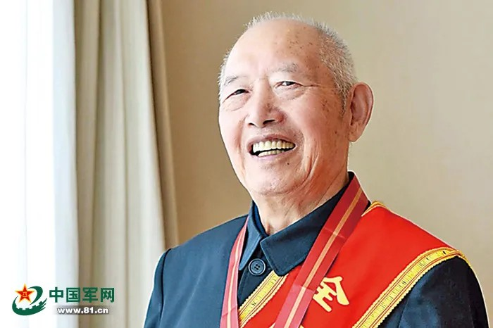 把一等功奖状压箱底46年的英雄老兵,荣获“七一勋章”!