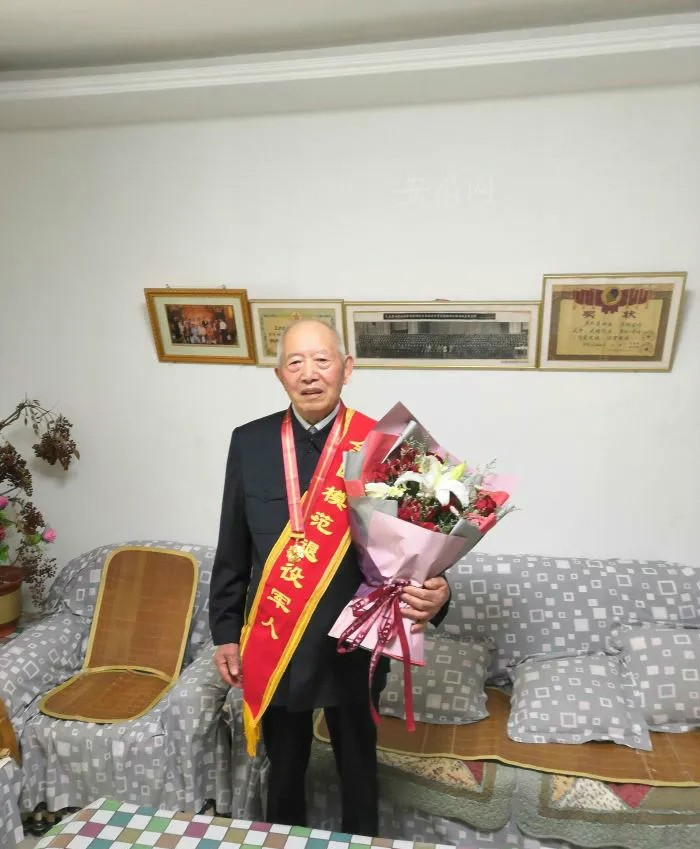 把一等功奖状压箱底46年的英雄老兵,荣获“七一勋章”!