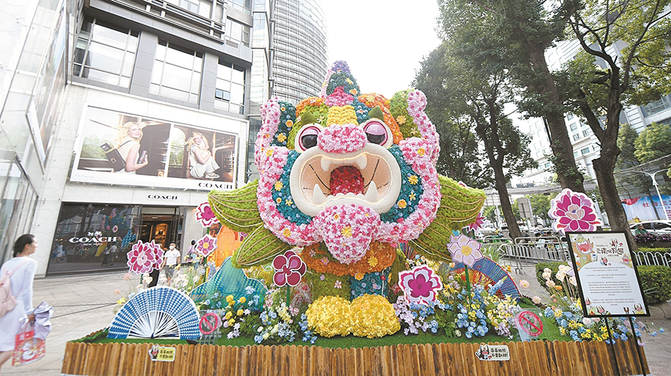 巨型瓦猫非遗艺术装置展亮相昆明街头