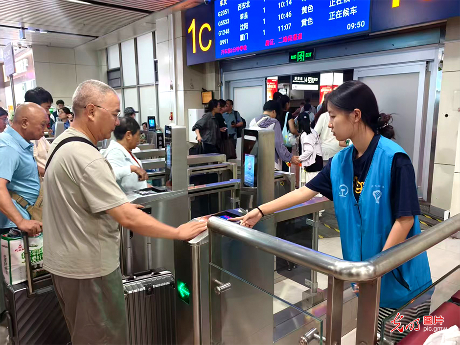 这个暑假,他们把课堂搬进了企业产业一线 这个暑假,他们把课堂搬进了企业产业一线