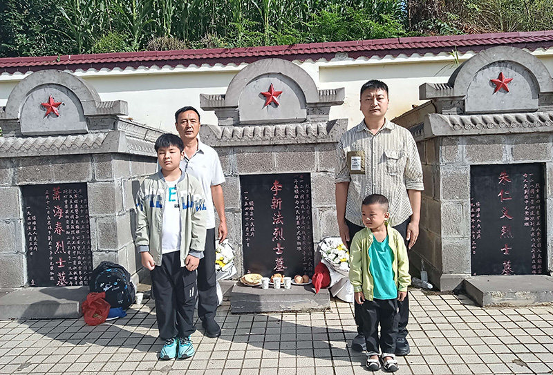 【图2】李新法烈士后代祭扫烈士墓。-张永刚摄