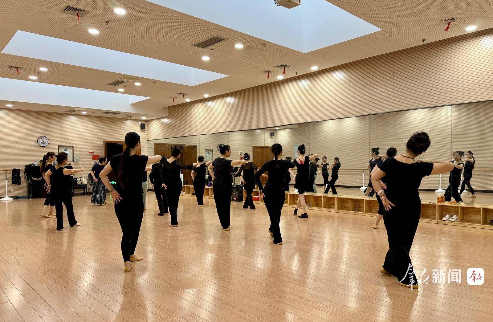 7月23日,群星舞蹈队队员在宝鸡市群众艺术馆排练。