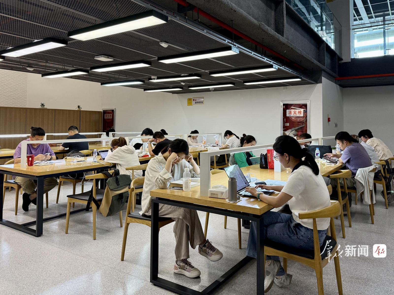 7月23日,市民在宝鸡市图书馆阅读。