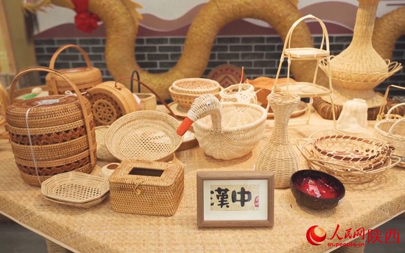 用藤条编织的各式各样的篮子。人民网记者 白鸽摄