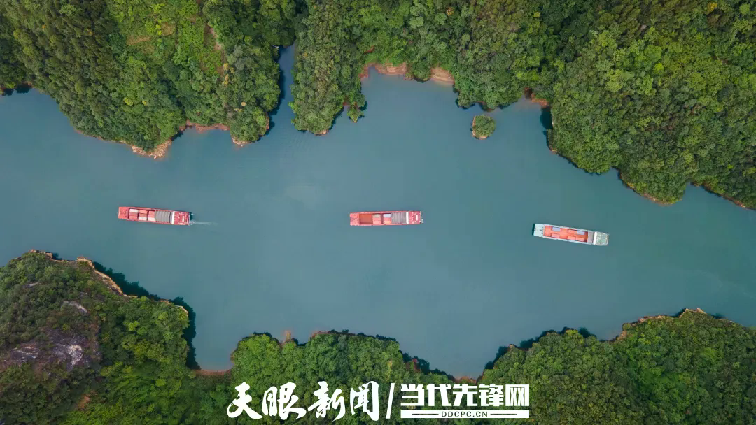 （乌江复航）2023年6月15日，三艘运载氧化镁的集装箱的船舶。贵州港航集团 供图.jpg