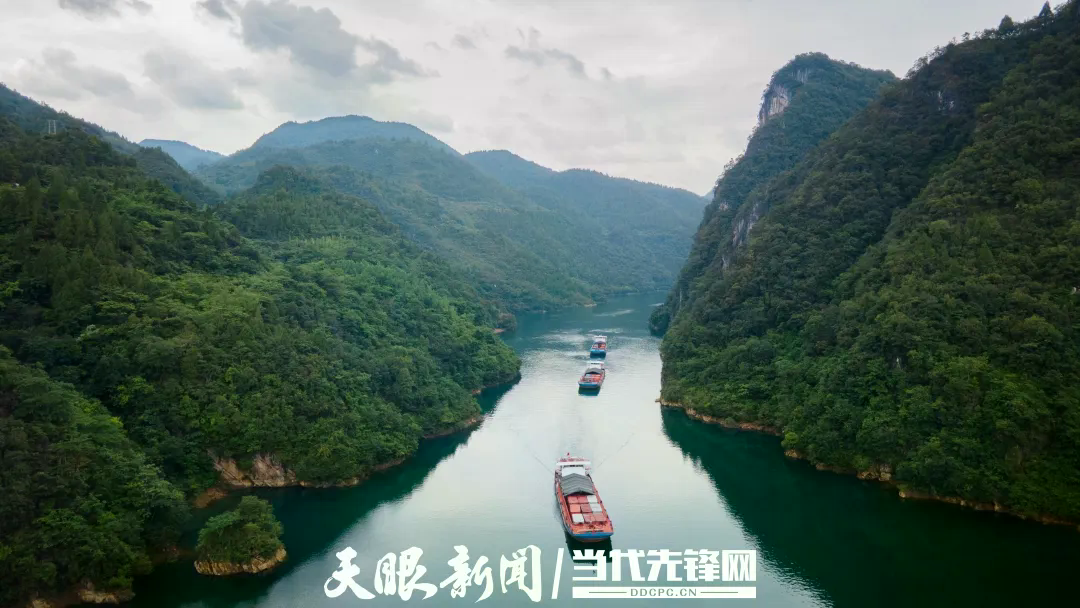 （乌江复航）2023年6月15日，三艘运载氧化镁的集装箱的船舶。贵州港航集团供图.jpg