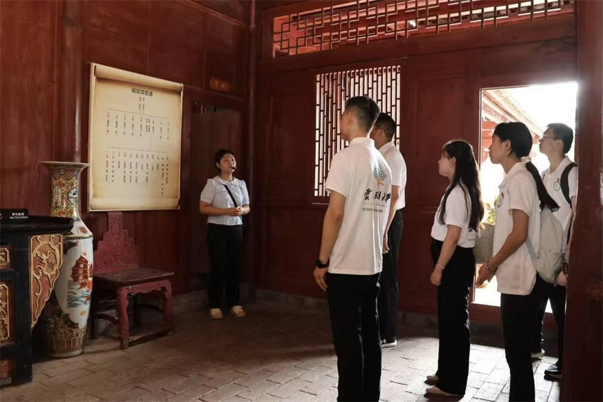 图2普洱小分队纪念馆听讲解 图2普洱小分队纪念馆听讲解