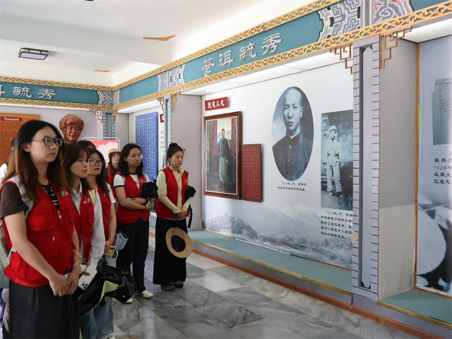 图4大理小分队在周保中将军纪念馆 图4大理小分队在周保中将军纪念馆