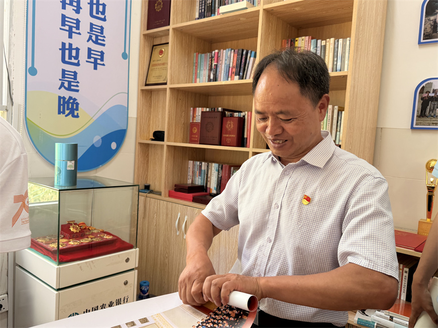 图6文山广南小分队聆听楷模农加贵老师分享 图6文山广南小分队聆听楷模农加贵老师分享
