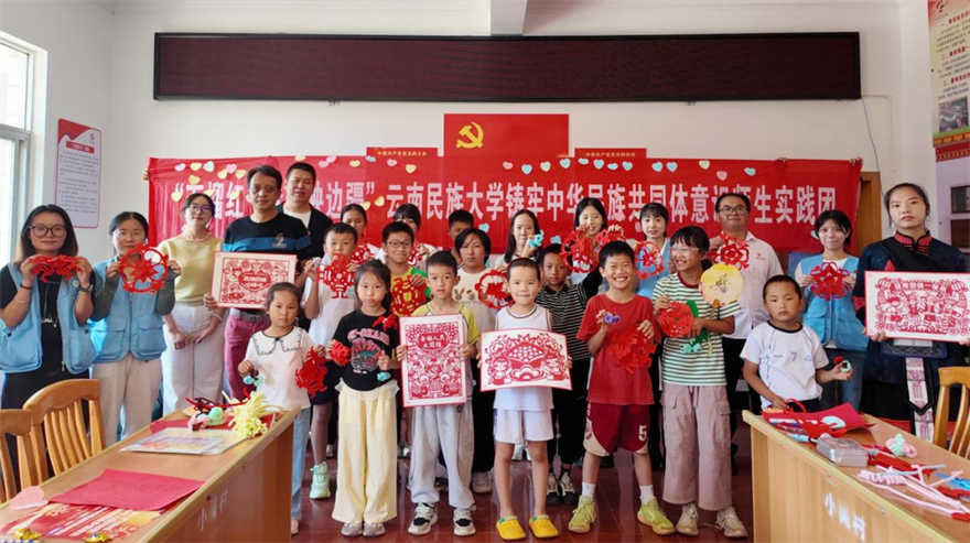 图13昆明石林小分队开展民族手工体验活动 图13昆明石林小分队开展民族手工体验活动